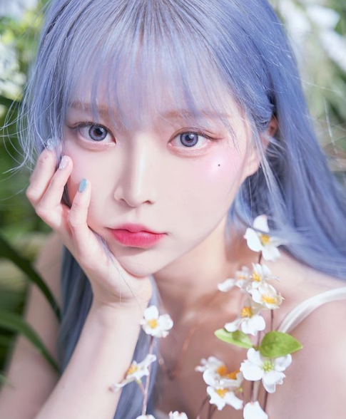 Gini sinh năm 1998, được nhiều bạn trẻ yêu thích nhờ vẻ đẹp được ví như "búp bê phiên bản đời thực".