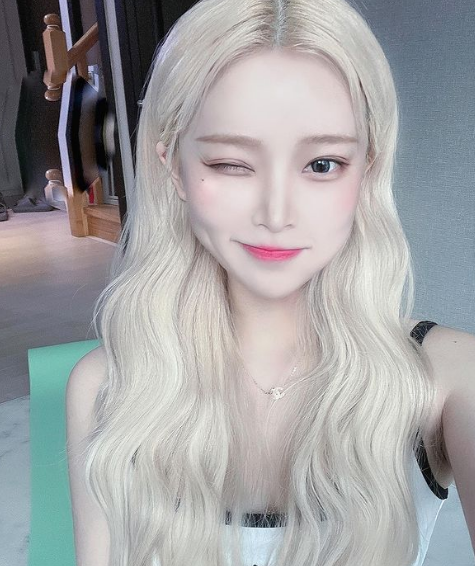 Cô trở thành người mẫu mạng xã hội, quảng cáo cho một số thương hiệu dưỡng da nhờ có làn da đẹp không tì vết.