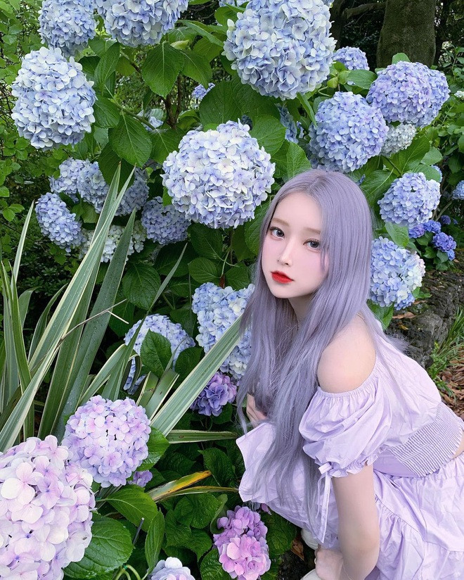 Cô nàng cũng thu hút mọi ánh nhìn bằng cách đổi màu tóc nhuộm thường xuyên.