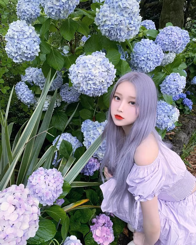 Cô nàng cũng thu hút mọi ánh nhìn bằng cách đổi màu tóc nhuộm thường xuyên.