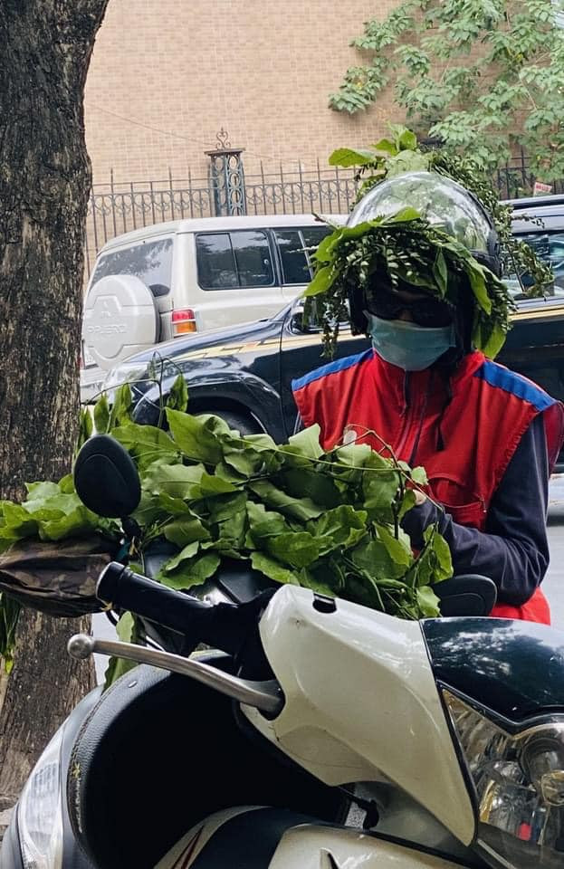 Cách chống nóng "bá đạo" của shipper này tuy có hơi cồng kềnh nhưng những lúc nắng nóng sẽ làm giảm bớt phần nào cảm giác nóng nực.