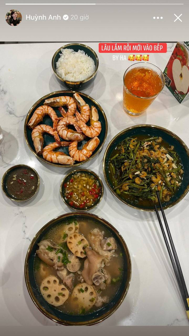 Cô nàng thường khoe lên trang cá nhân những mâm cơm giản dị nhưng không kém phần hấp dẫn.