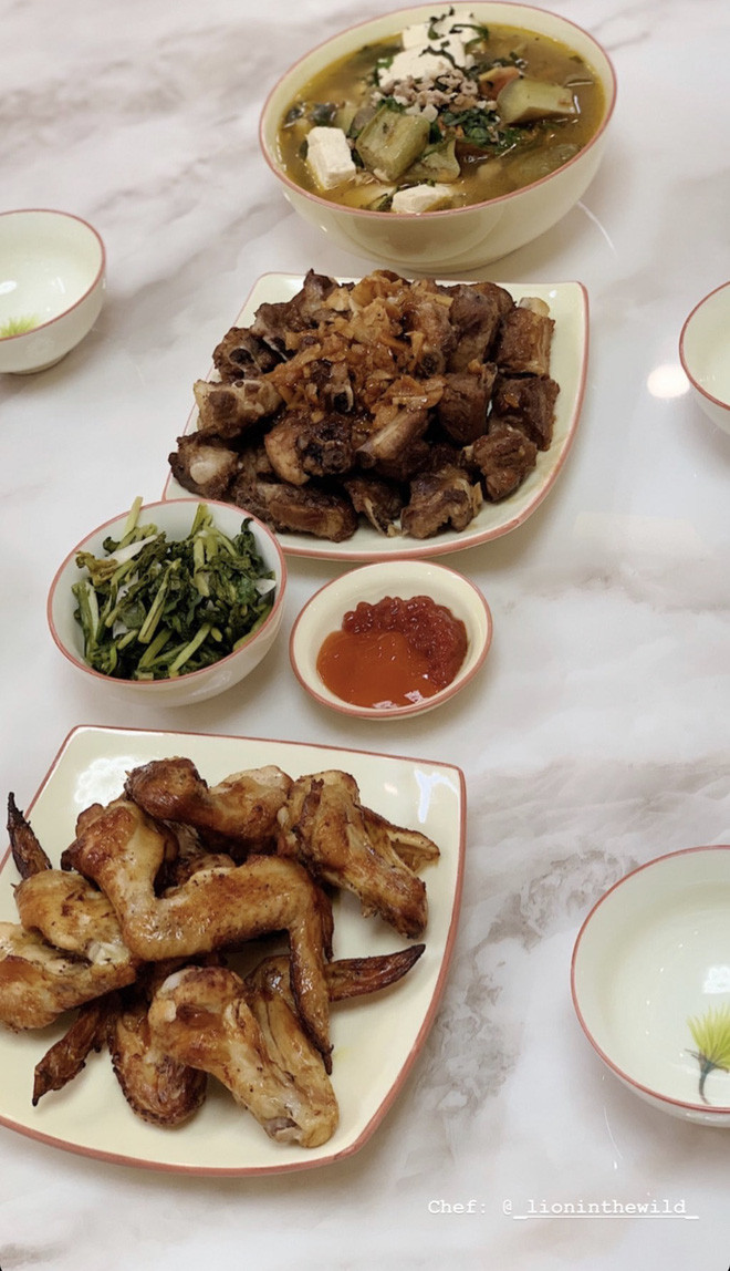 Tuy nhiên, nàng mẫu xinh đẹp này vẫn có thể trổ tài nấu cơm gia đình đủ 3 món nhìn là muốn sà vào ăn ngay. Ảnh: Tổng hợp