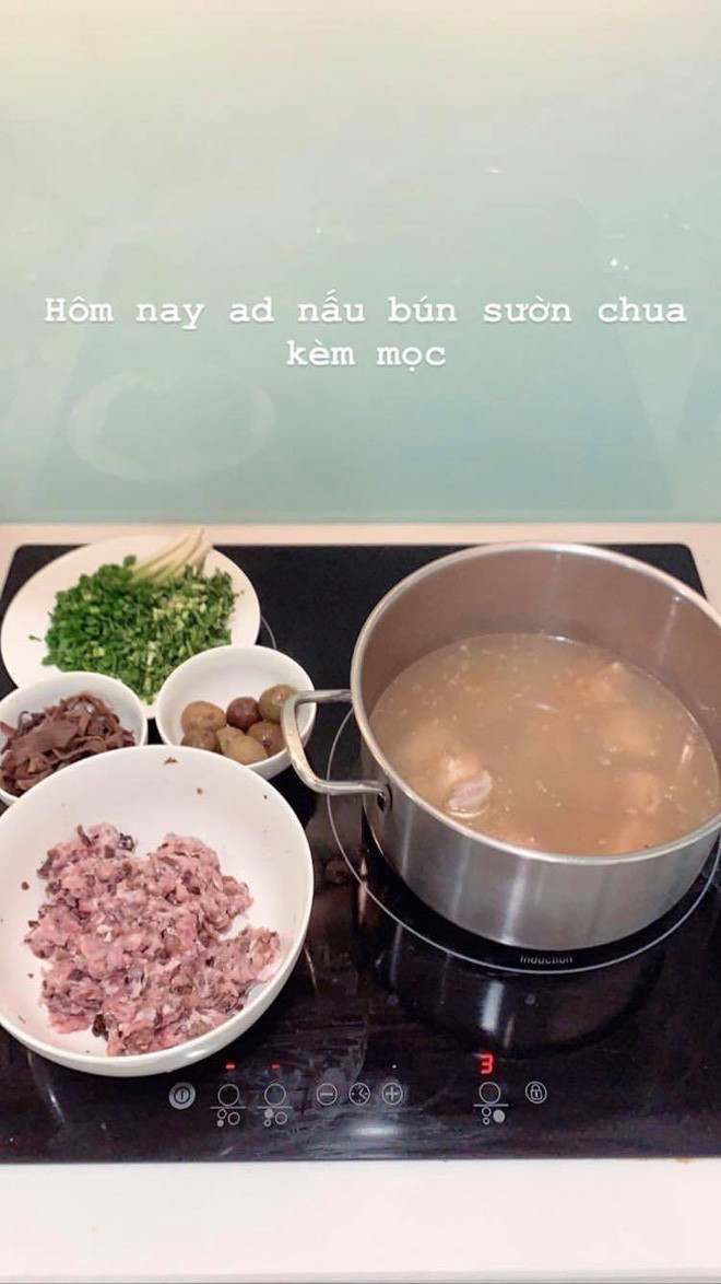 Dù khá bận rộn nhưng chỉ cần có thời gian rảnh, cô nàng vẫn tích cực vào bếp để trổ tài.