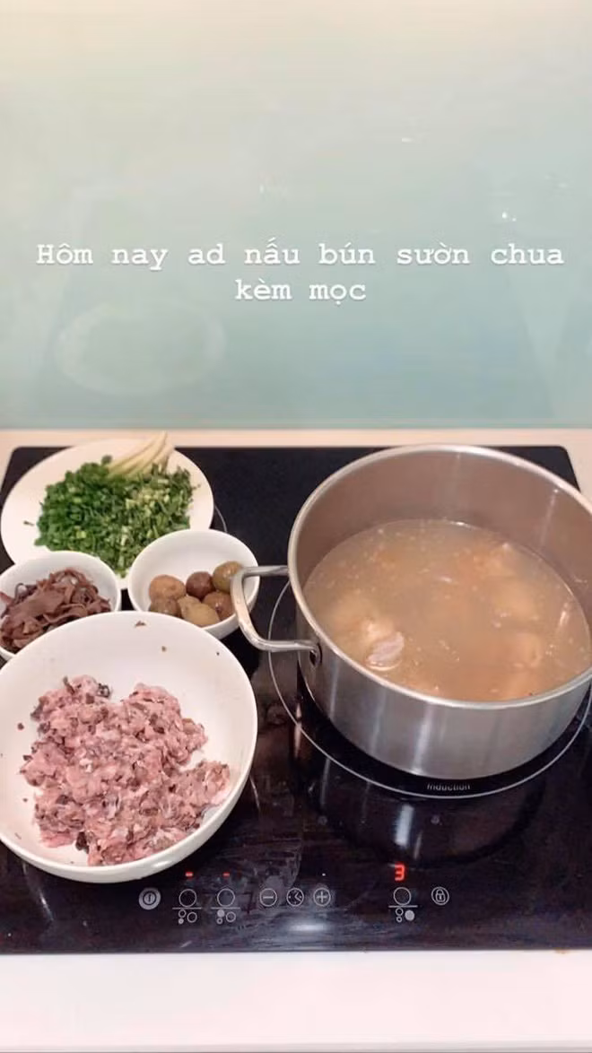 Dù khá bận rộn nhưng chỉ cần có thời gian rảnh, cô nàng vẫn tích cực vào bếp để trổ tài.