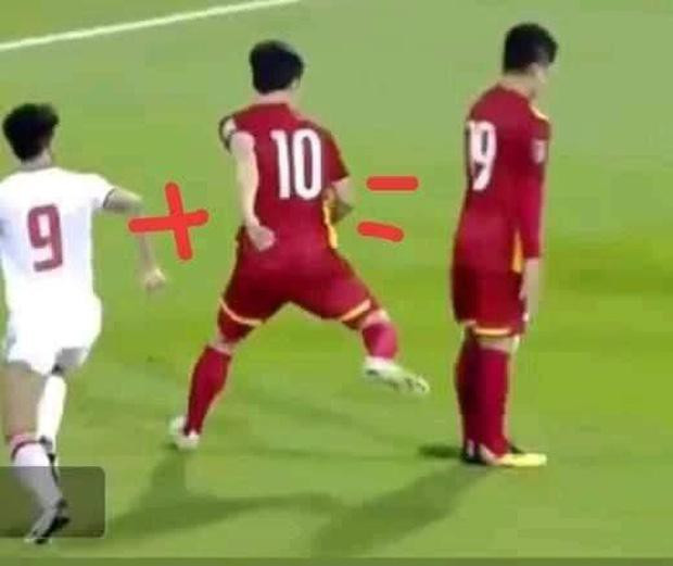 Đang chơi bóng thì nhớ ra cần học Toán. Ảnh: Facebook