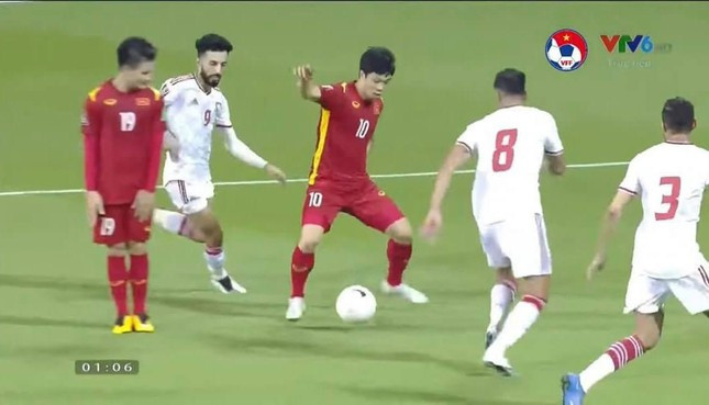 Cụ thể, cầu thủ Quang Hải đã đứng nghiêm, nhường bóng cho Công Phượng để đồng đội sút bóng. Ảnh: Chụp màn hình