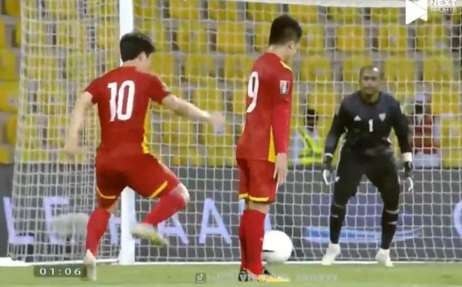 Trong trận đối đầu giữa đội tuyển Việt Nam và UAE vừa qua, một trong những khoảnh khắc khắc khiến netizen chú ý nhất là khi Quang Hải bỗng nhiên "đứng hình" trong một pha tranh chấp bóng. Ảnh: Chụp màn hình