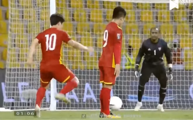 Trong trận đối đầu giữa đội tuyển Việt Nam và UAE vừa qua, một trong những khoảnh khắc khắc khiến netizen chú ý nhất là khi Quang Hải bỗng nhiên "đứng hình" trong một pha tranh chấp bóng. Ảnh: Chụp màn hình