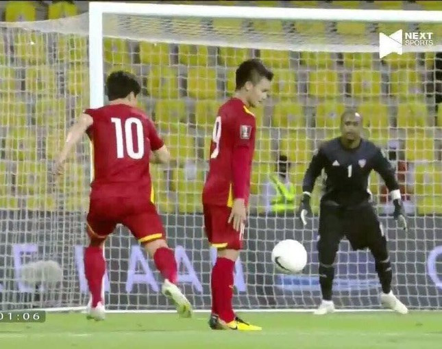 Theo nhận định của một số cư dân mạng, hành động đứng yên của Quang Hải là đúng đắn, bởi nếu anh di chuyển nhanh hơn và chạm bóng thì sẽ rơi vào tình huống việt vị. Ảnh: Chụp màn hình