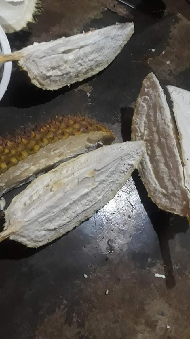 Dù đã rất tin tưởng vào tay nghề chọn sầu riêng của người bán nhưng khi nhận về sản phẩm không ít người "tặc lưỡi" ngán ngẩm.