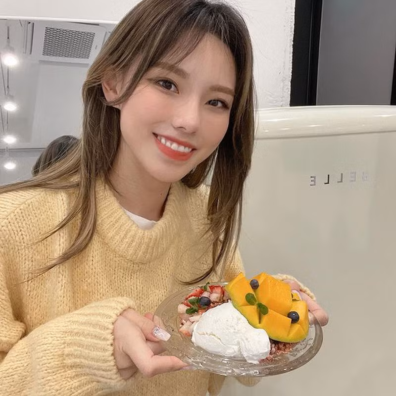 Jini là " thánh ăn" nổi tiếng xứ Hàn với những video mukbang ăn uống nhiều vô kể, cũng chính vì ăn uống không phanh nên thời điểm đó cô nàng nặng tới 100kg.