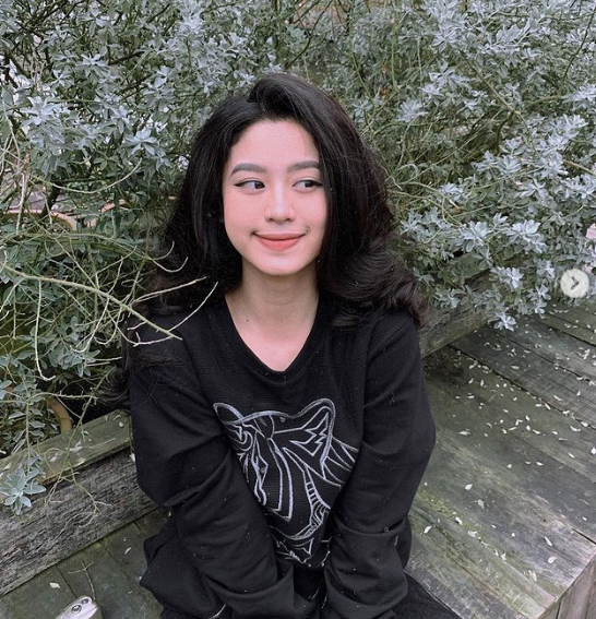 Được biết đến là " hot girl tạp hóa" nổi tiếng MXH nhờ bức ảnh chụp trong tiệm tạp hóa, Hàn Hằng sau đó còn làm giới báo chí tốn không ít giấy mực, nhất là mối tình với vlogger Huyme.