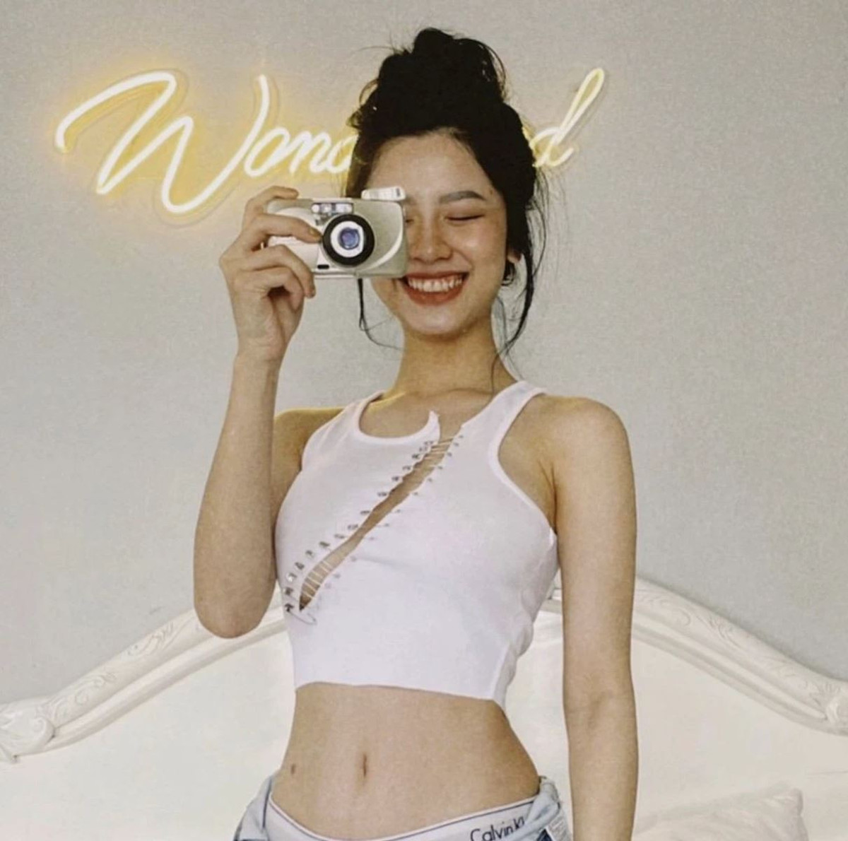 Trong hình ảnh mới, Hàn Hằng diện chiếc áo croptop ôm sát, khoe khéo vòng eo con kiến không chút mỡ thừa.