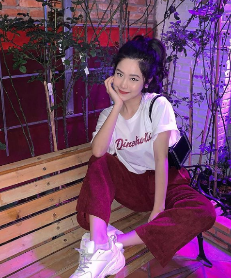 Nhiều người cũng tinh ý nhận ra background của bức ảnh khá quen thuộc, đó chính là phòng ngủ của cô nàng.