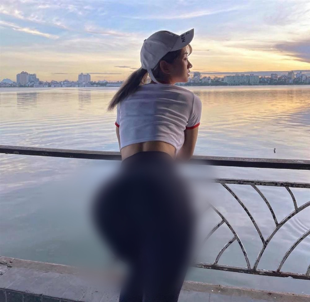 Tuy nhiên do cách tạo dáng show vòng 3 trong chiếc quần bó sát khiến gái xinh 9X bị lộ điểm nhạy cảm, netizen không khỏi "nhức mắt".