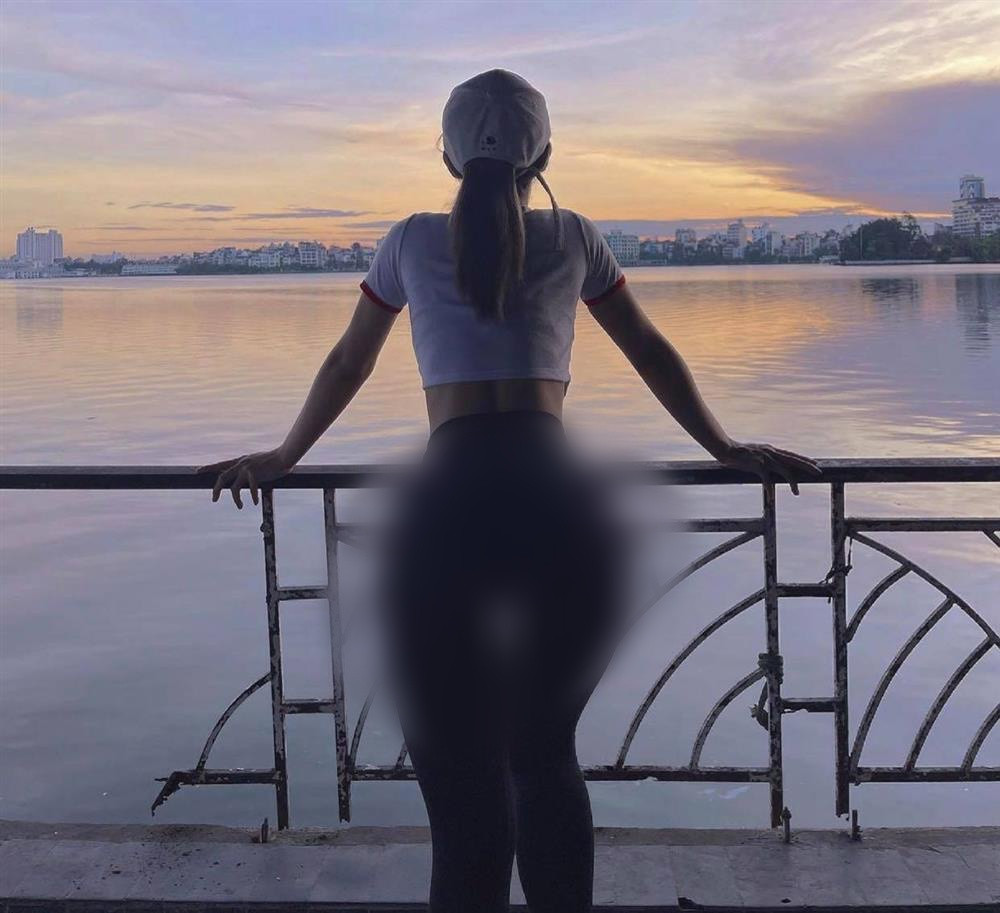 Mới đây trên trang cá nhân, "hot girl phòng gym" này gây chú ý khi khoe ảnh khi đi tập thể dục vô cùng quyến rũ. Trong hình ảnh, Lê Bống diện trang phục bó sát, "thả dáng" khi đang ngắm nhìn Hồ Tây.