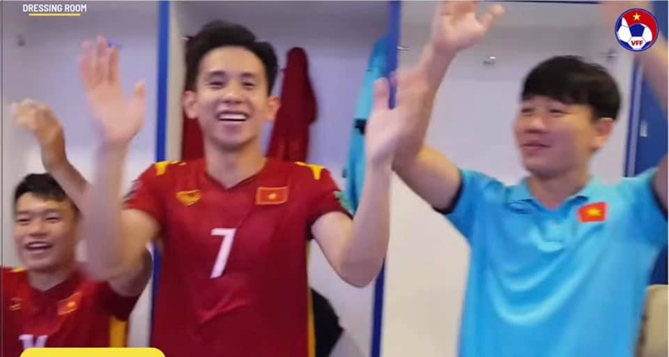 Các cầu thủ hát vang bài ca chiến thắng trong phòng thay đồ. Ảnh: Chụp màn hình