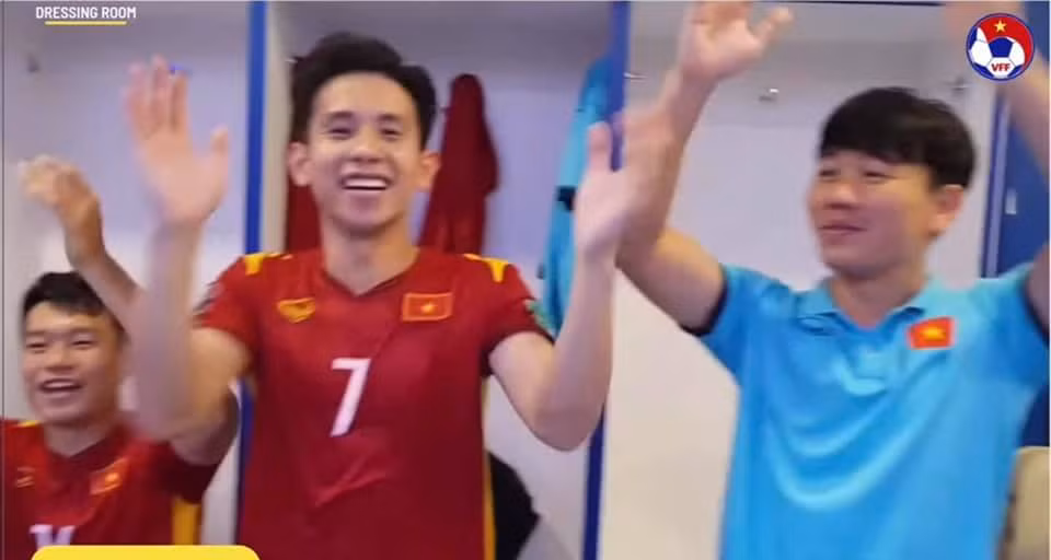 Các cầu thủ hát vang bài ca chiến thắng trong phòng thay đồ. Ảnh: Chụp màn hình