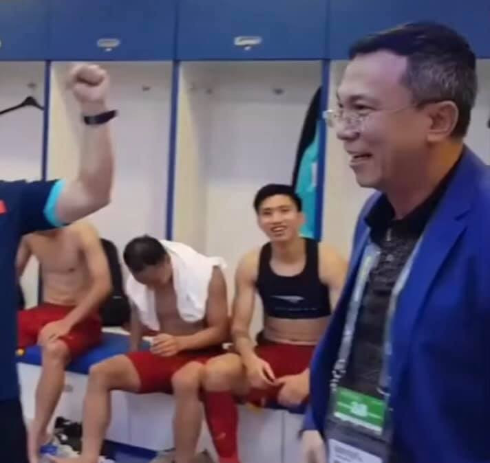 Đoàn Văn Hậu dù chỉ vén áo lên nhưng đã đủ khiến chị em "điên đảo" với cơ bụng của mình. Ảnh: Chụp màn hình