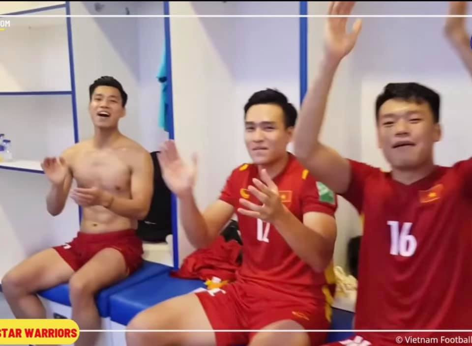 Khoảnh khắc Văn Thanh lộ cơ bụng 6 múi đã khiến netizen không khỏi trầm trồ. Ảnh: Chụp màn hình