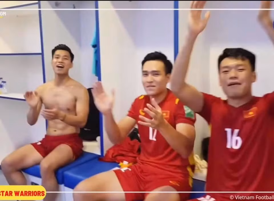 Khoảnh khắc Văn Thanh lộ cơ bụng 6 múi đã khiến netizen không khỏi trầm trồ. Ảnh: Chụp màn hình