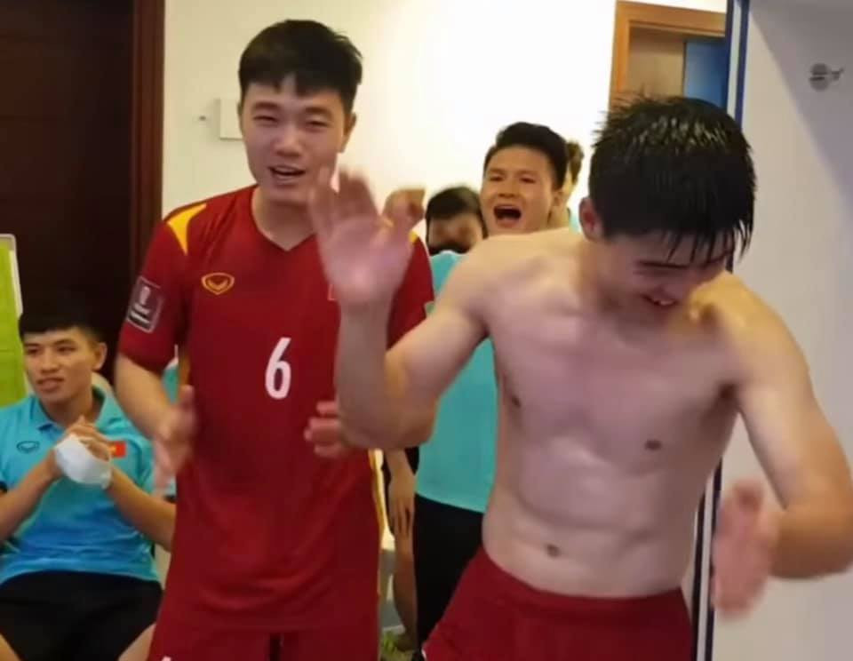 Sau chiến thắng, trong phòng thay đồ, không khí dường như náo nhiệt hơn bao giờ hết khi toàn đội cùng hát bài Như có Bác Hồ trong ngày vui đại thắng, cùng những tiếng vỗ tay đầy hạnh phúc, tự hào. Ảnh: Chụp màn hình