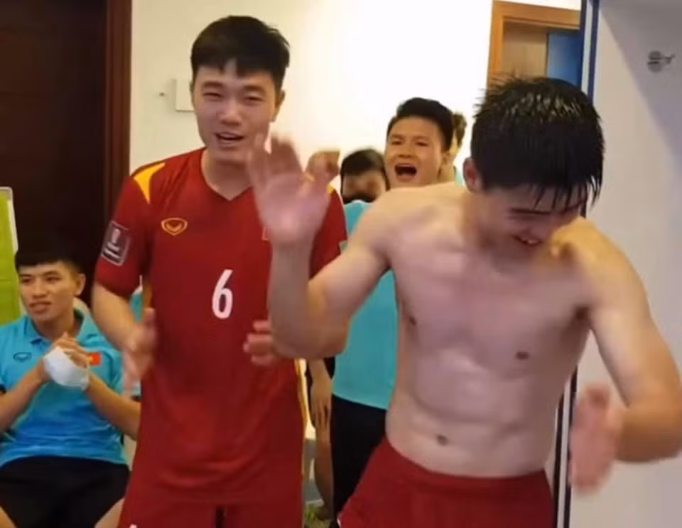 Sau chiến thắng, trong phòng thay đồ, không khí dường như náo nhiệt hơn bao giờ hết khi toàn đội cùng hát bài Như có Bác Hồ trong ngày vui đại thắng, cùng những tiếng vỗ tay đầy hạnh phúc, tự hào. Ảnh: Chụp màn hình