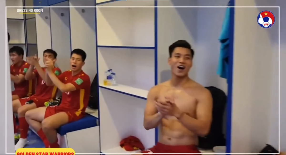 Trước đó, trong suốt trận đấu ngoài việc mong đợi những pha ghi bàn, cư dân mạng còn luôn tia ánh mắt bắt những khoảnh khắc cận cảnh những anh chàng này trong chiếc áo đẫm mồ hôi, nhưng vẫn hết sức gợi cảm bởi cơ bụng 6 múi. Ảnh: Chụp màn hình