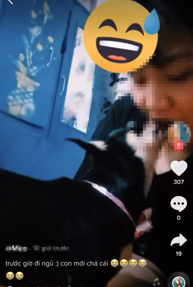 Ngoài cô gái trên, cũng có một tài khoản TikTok khác có tên M. có hành vi tương tự, đoạn clip hiện gây tranh cãi từ cộng đồng mạng. Nhiều người cho rằng hành động phản cảm của họ là vượt quá giới hạn.