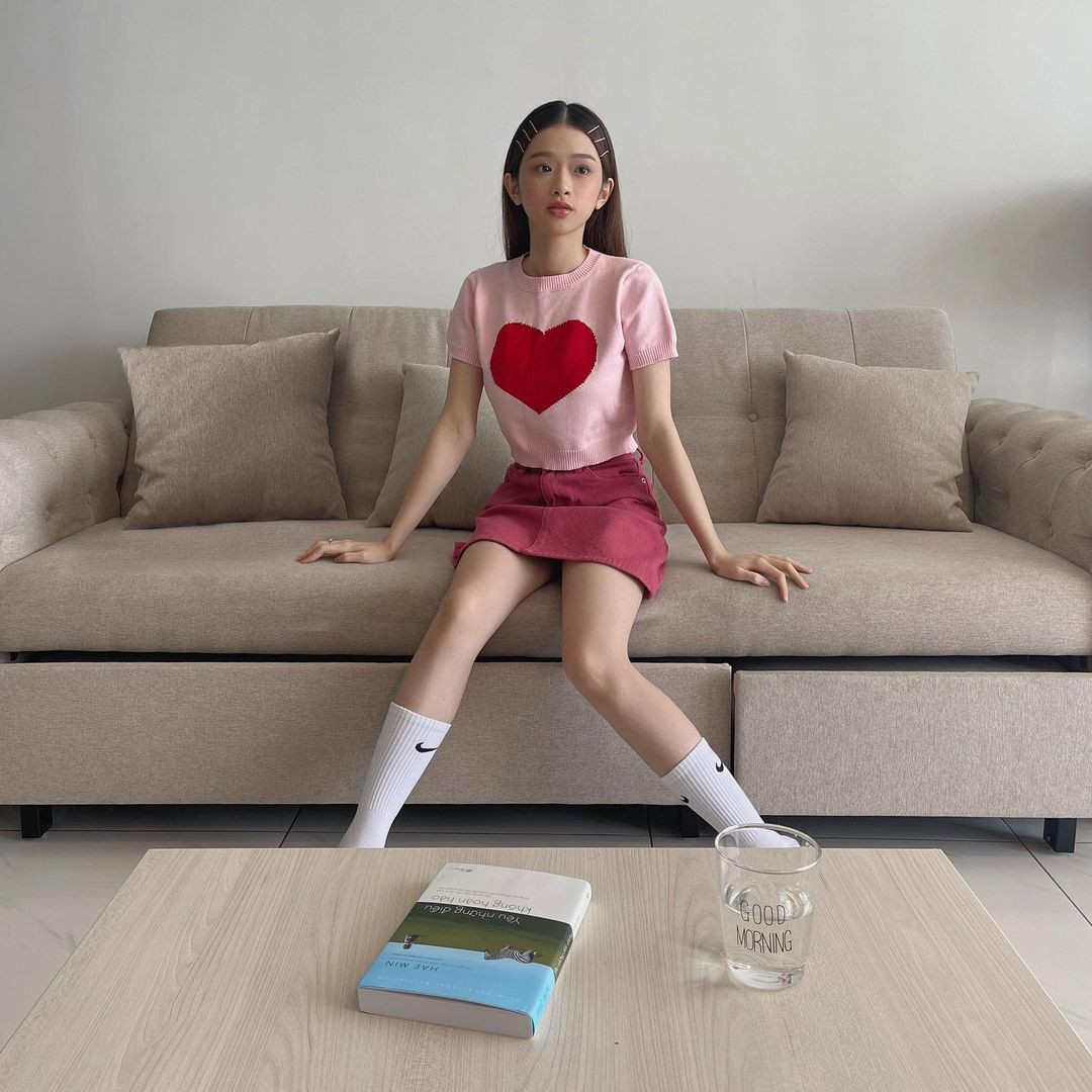 "Gầy quá", "sao ốm nhom vậy", "Ka hơi gầy đó",...là những bình luận của cư dân mạng dành cho Linh Ka sau khi xem những hình ảnh mới của cô.