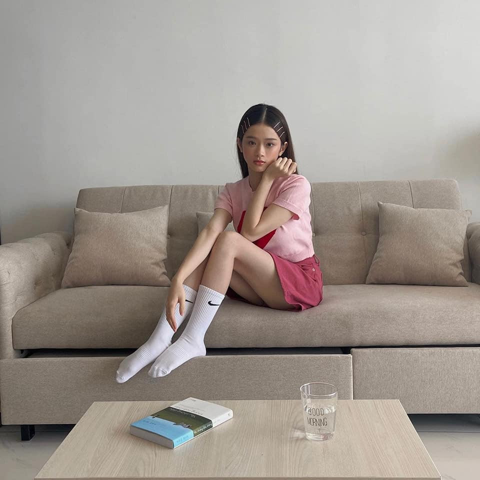 Bên cạnh những lời khen xinh đẹp cũng có người lên tiếng rằng Linh Ka hiện tại đang quá gầy, thân hình khẳng khiu của cô nàng không khác gì học sinh Tiểu học.