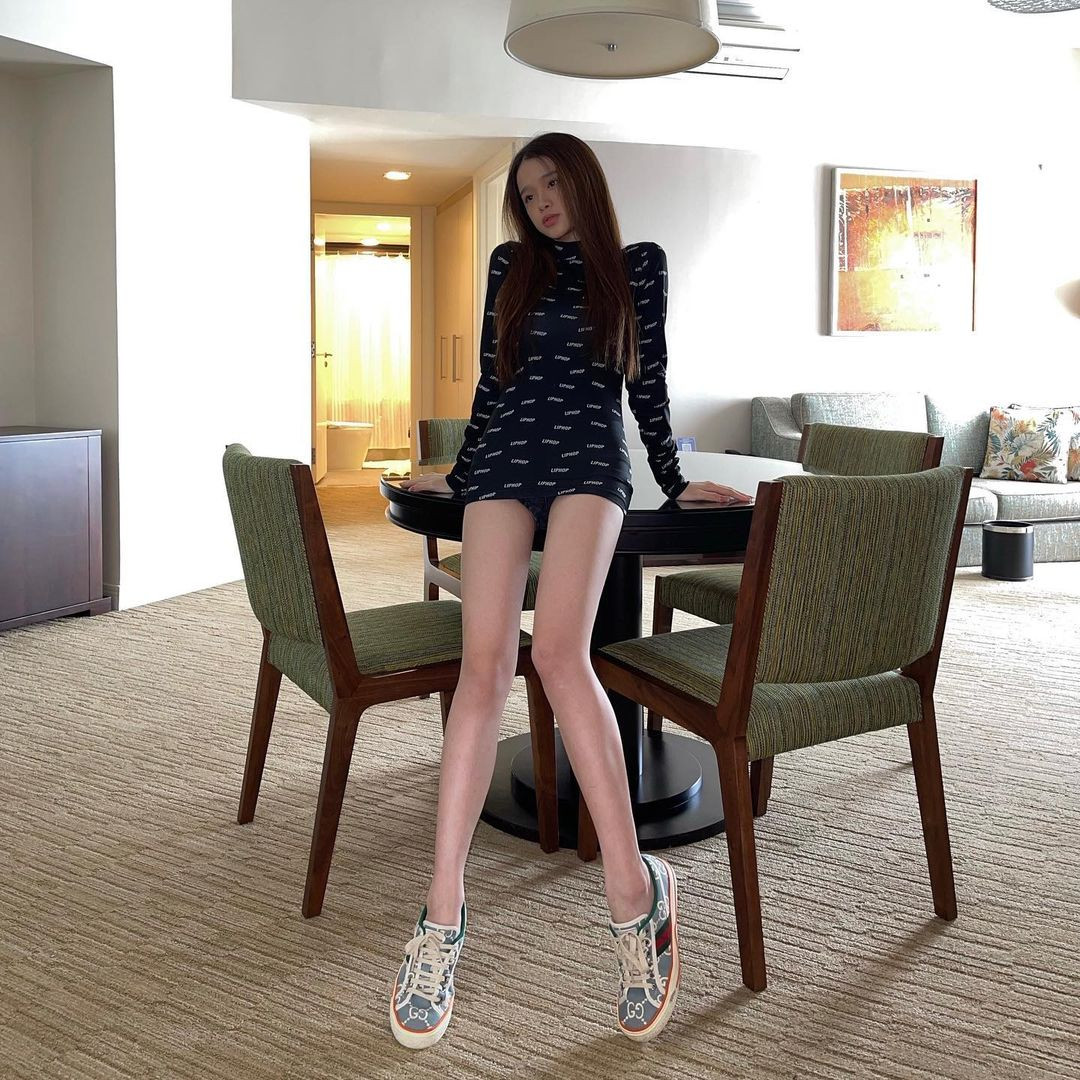 Trước đó cô nàng từng gây bất ngờ khi khoe đôi chân nuột nà khi diện váy ngắn nhưng có người nhận xét cô đang bị gầy quá mức.