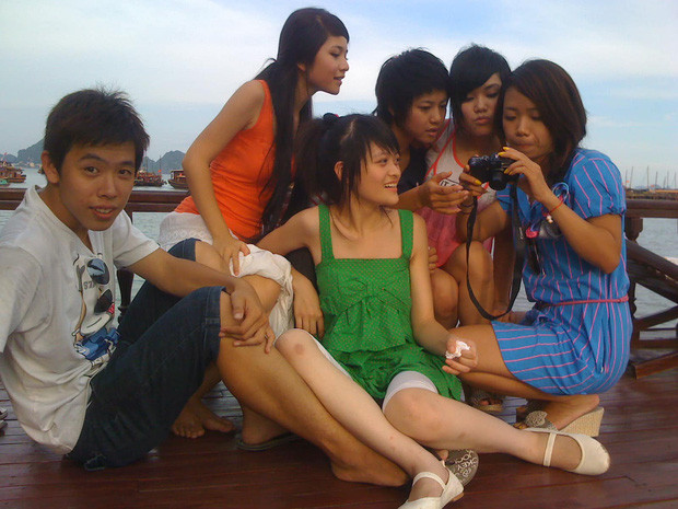 Mới đây, nữ diễn viên Thùy Anh đã chia sẻ những hình ảnh hiếm có thời xưa của bộ phim học đường Bộ tứ 10A8. Loạt khoảnh khắc này đã khiến thế hệ 8x, 9x bồi hồi xúc động, nhớ về ký ức tuổi thơ một thời.