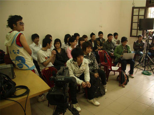 Trong những hình ảnh mà Thùy Anh chia sẻ đã gần như lột tả hết mọi ấn tượng của thế hệ 8x, 9x hồi đó như mái tóc dài kể cả nam lẫn nữ, hay style ăn mặc vô cùng đình đám giai đoạn bấy giờ.