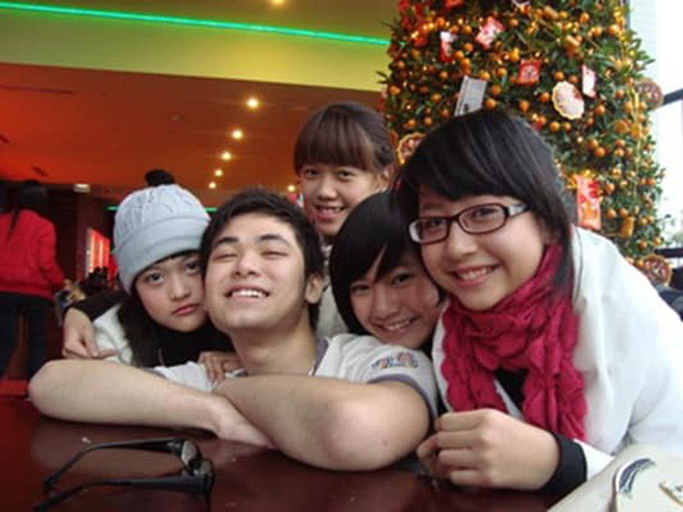 Bộ tứ 10A8 là bộ phim sitcon lên sóng những năm 2009-2010. Mỗi tập phim kể về câu chuyện của những cô nàng tuổi teen với trong mối quan hệ gia đình, bè bạn và những tình cảm của tuổi mới lớn.