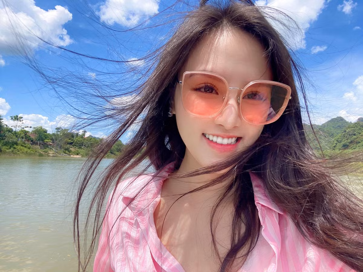 Sau 3 năm nổi tiếng, hiện tại cuộc sống của Đặng Ngân của nhiều sự đổi khác, tuy nhiên vẻ đẹp nóng bỏng của cô nàng vẫn không hề phai nhạt.