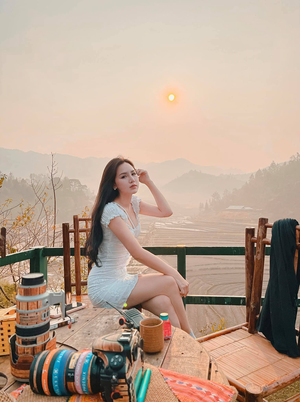 Đặng Ngân hiện tại đã trưởng thành và gợi cảm hơn nhiều.