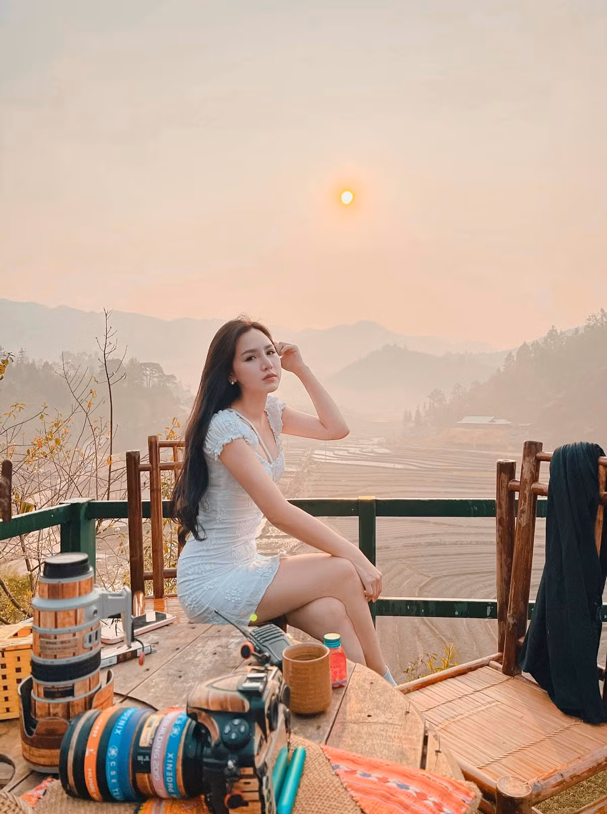 Đặng Ngân hiện tại đã trưởng thành và gợi cảm hơn nhiều.