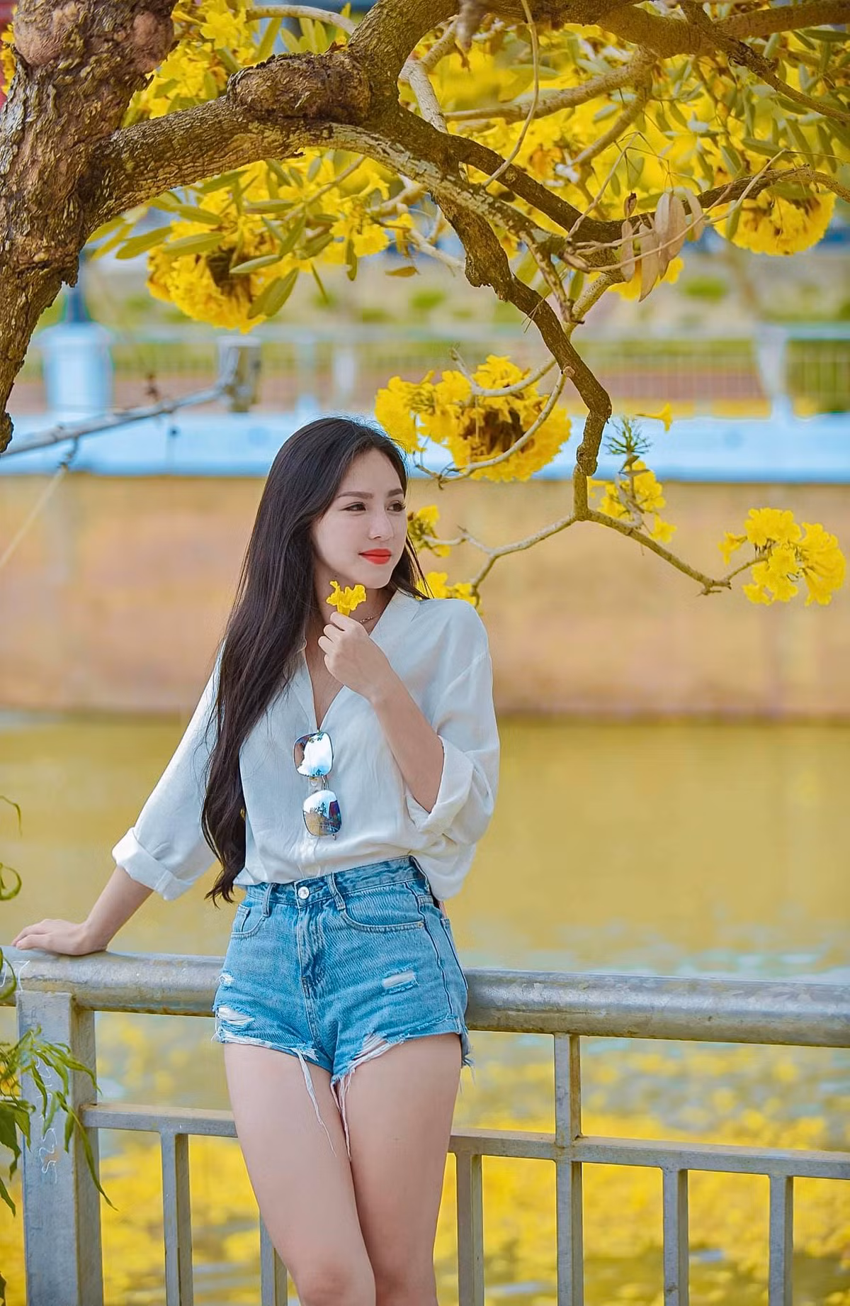 Ngoài ra, Đặng Ngân còn đảm nhiệm vai trò dẫn bản tin truyền hình cho trang báo đó.