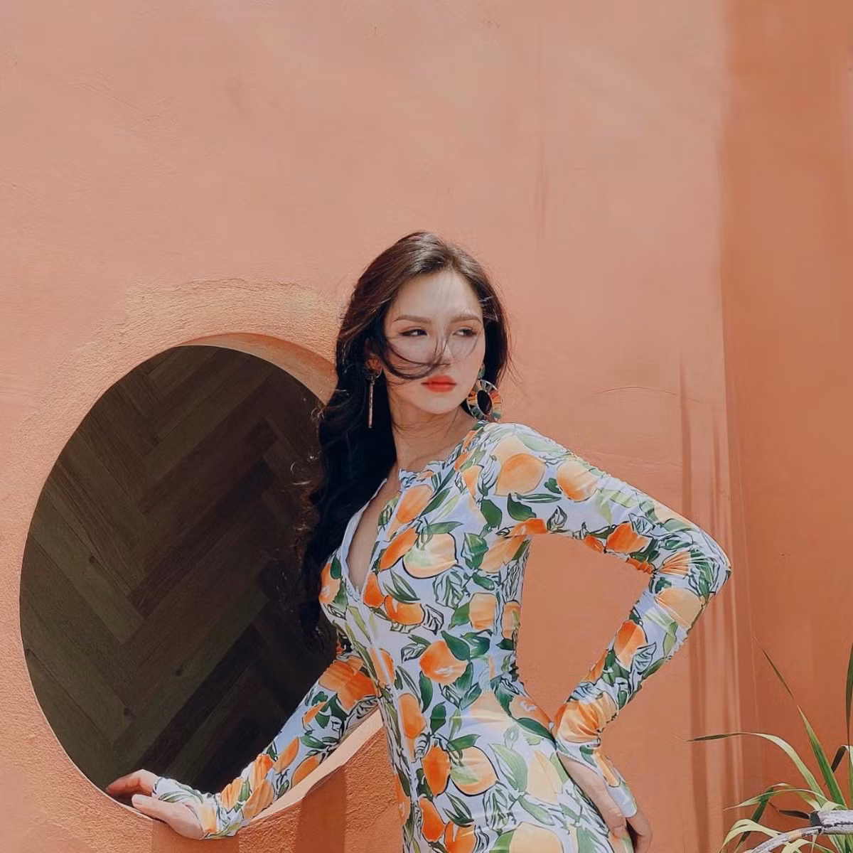 Trước đây, 9X từng là hoa khôi Áo dài cuộc thi Imiss Thăng Long 2014. Những hình ảnh, chia sẻ của Ngân thu hút hàng nghìn lượt like trên mạng xã hội.