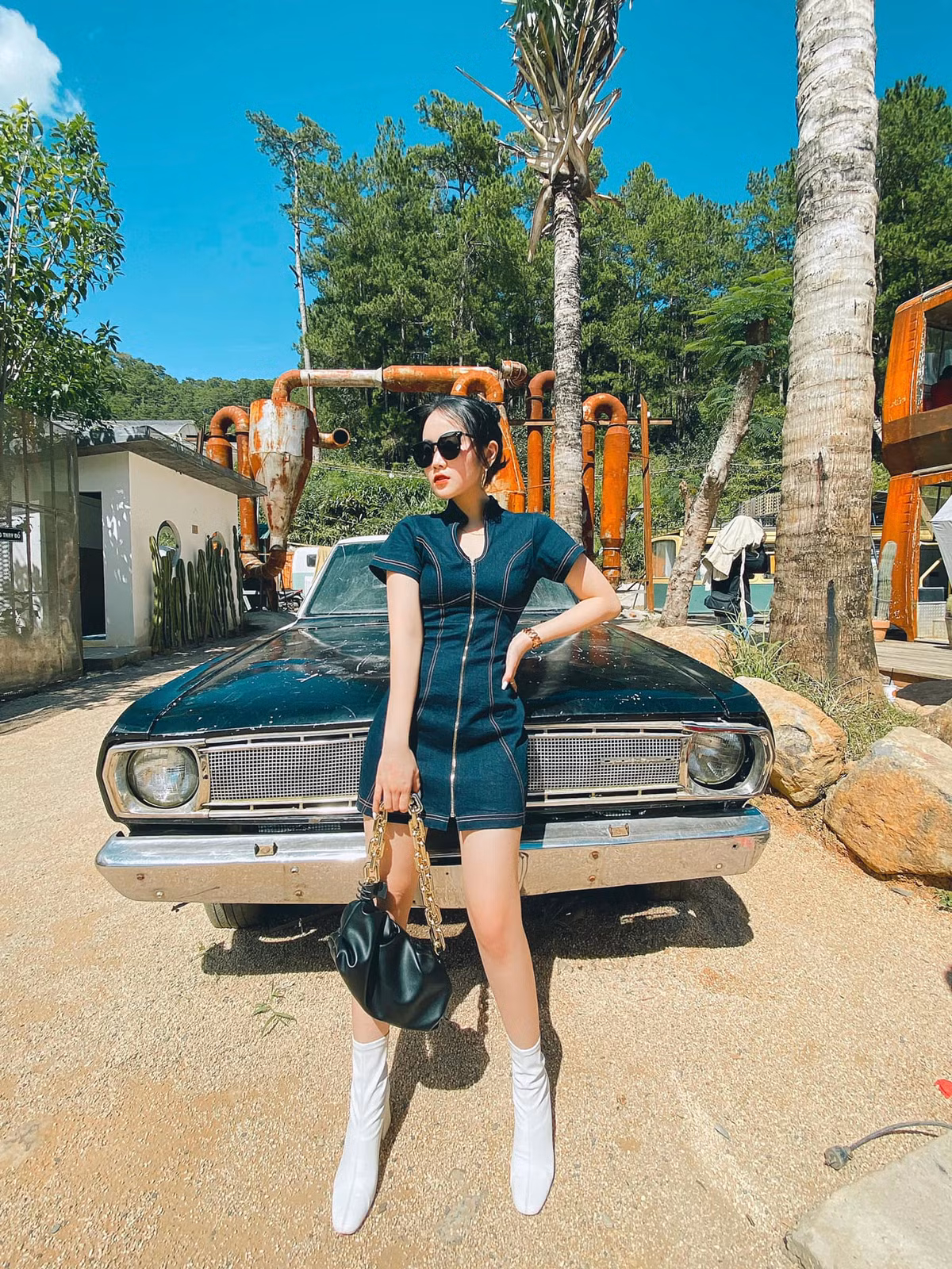 Từ khi được biết đến là bạn gái của Văn Hậu, Hoàng Anh cũng "một bước lên mây" khi hưởng ké sự nổi tiếng từ người yêu cũ. Hiện tại, trang cá nhân của cô đã sở hữu hơn 140 ngàn theo dõi.