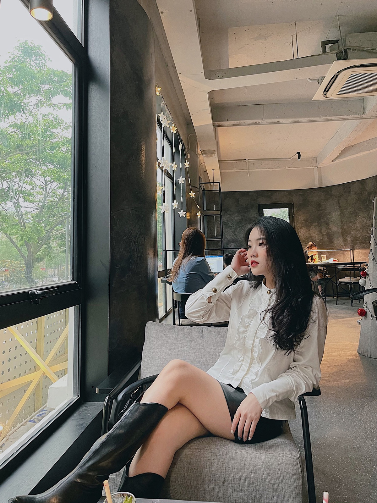 Hiện tại Hoàng Anh vẫn đang tiếp tục học Đại học đồng thời nhận PR sản phẩm trên trang cá nhân.