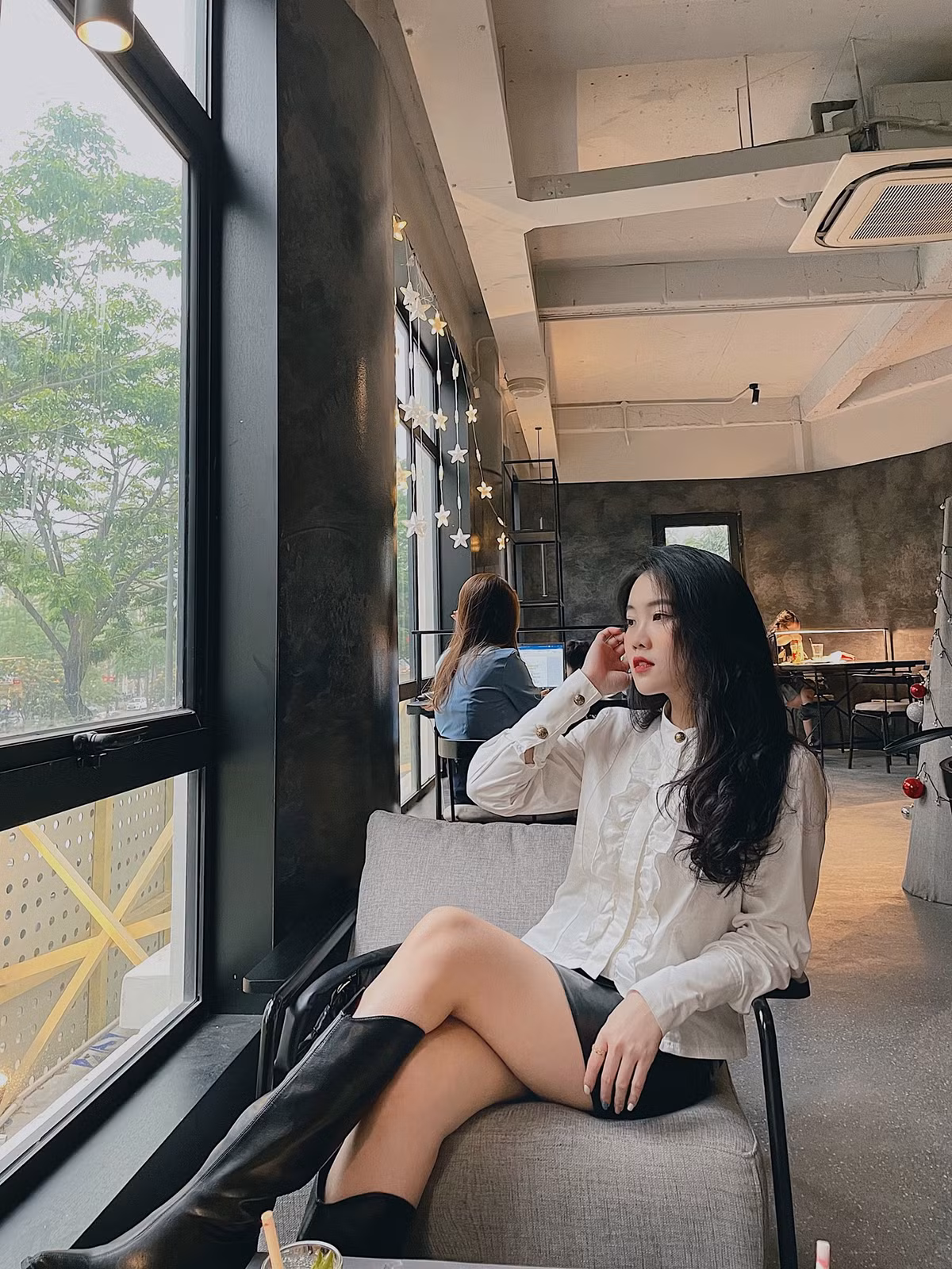 Hiện tại Hoàng Anh vẫn đang tiếp tục học Đại học đồng thời nhận PR sản phẩm trên trang cá nhân.