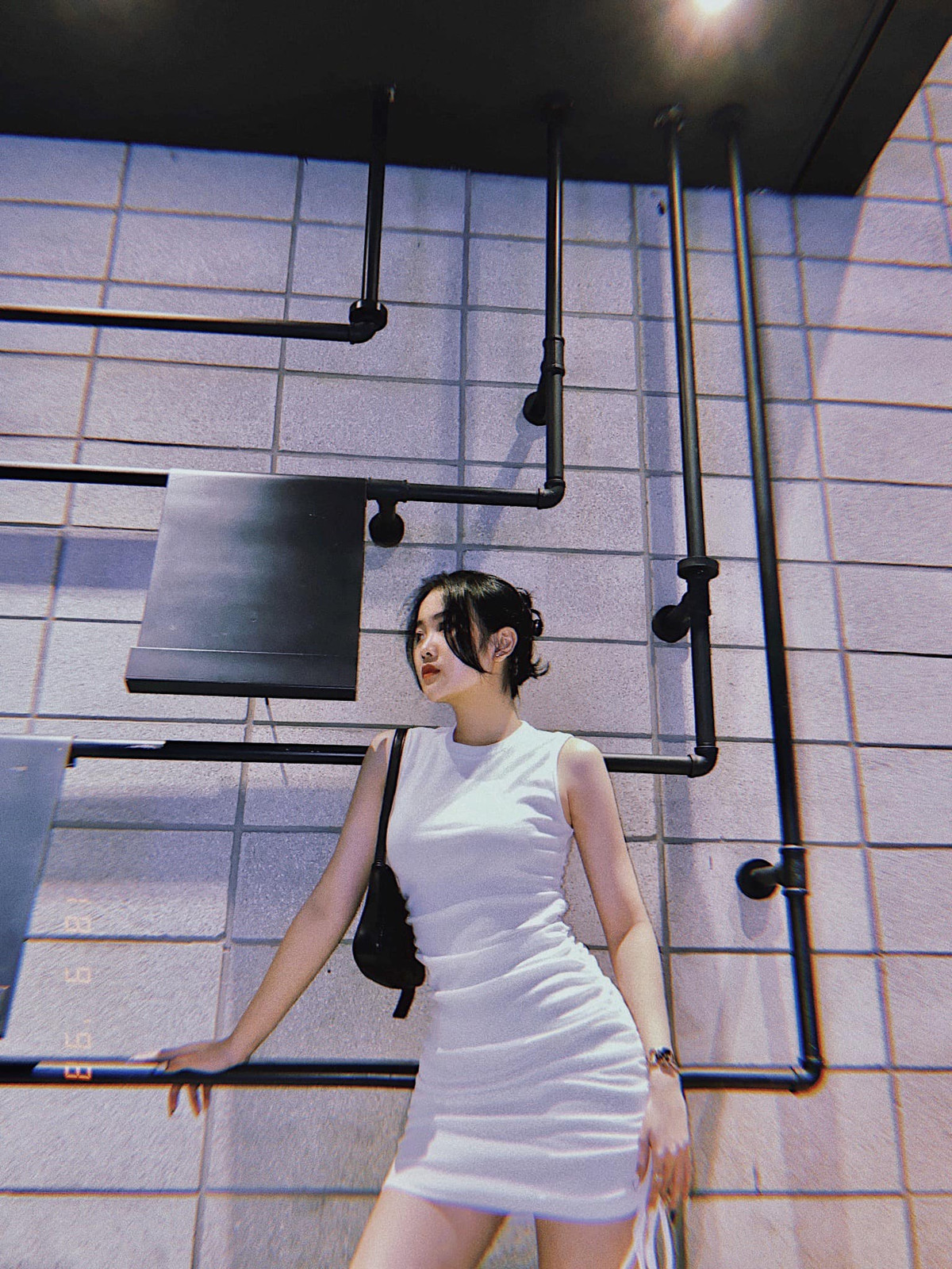 Cô sở hữu diện mạo dễ thương cùng gout ăn mặc quyến rũ, đôi chút có phần năng động.