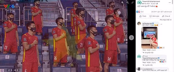 Vào tối qua, trên một trang MXH đã đăng ảnh chụp đội tuyển Việt Nam trang nghiêm chào cờ trước giờ chuẩn bị lăn bóng. Đi kèm hình ảnh, admin của trang này đã đăng tải thêm dòng chữ: "Việt Nam quyết thắng".