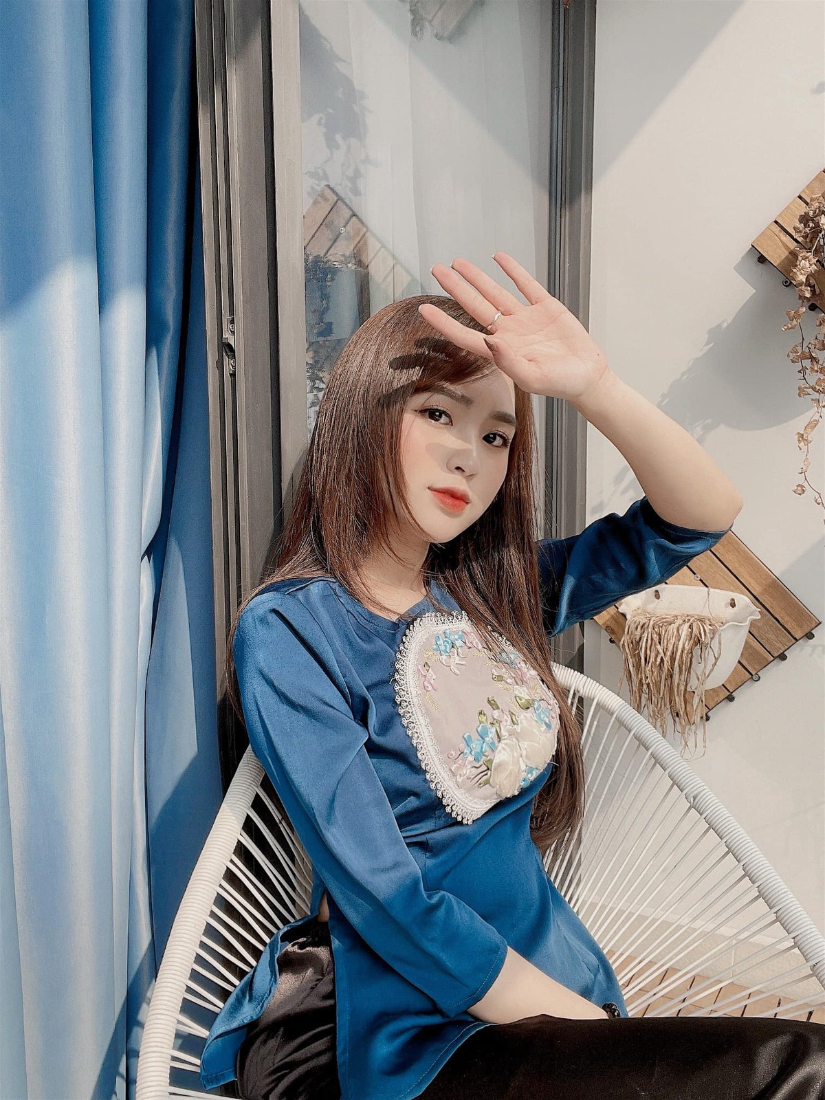 Theo đuổi phong cách gợi cảm nên Phương Anh không ngần ngại đăng ảnh khoe dáng nuột nà trong những bộ trang phục táo bạo trên mạng xã hội.