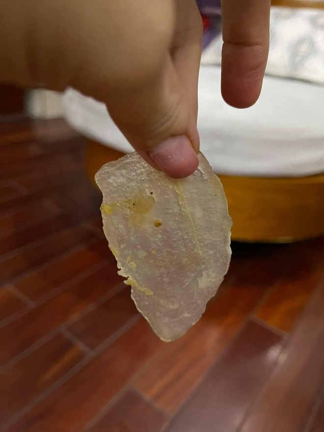 Thảm họa mua hàng online này đã khiến netizen được phen "cười lăn cười bò" và không tưởng tượng nổi chiếc bánh trên mạng và thực tế lại khác nhau đến như vậy. Ảnh: Facebook