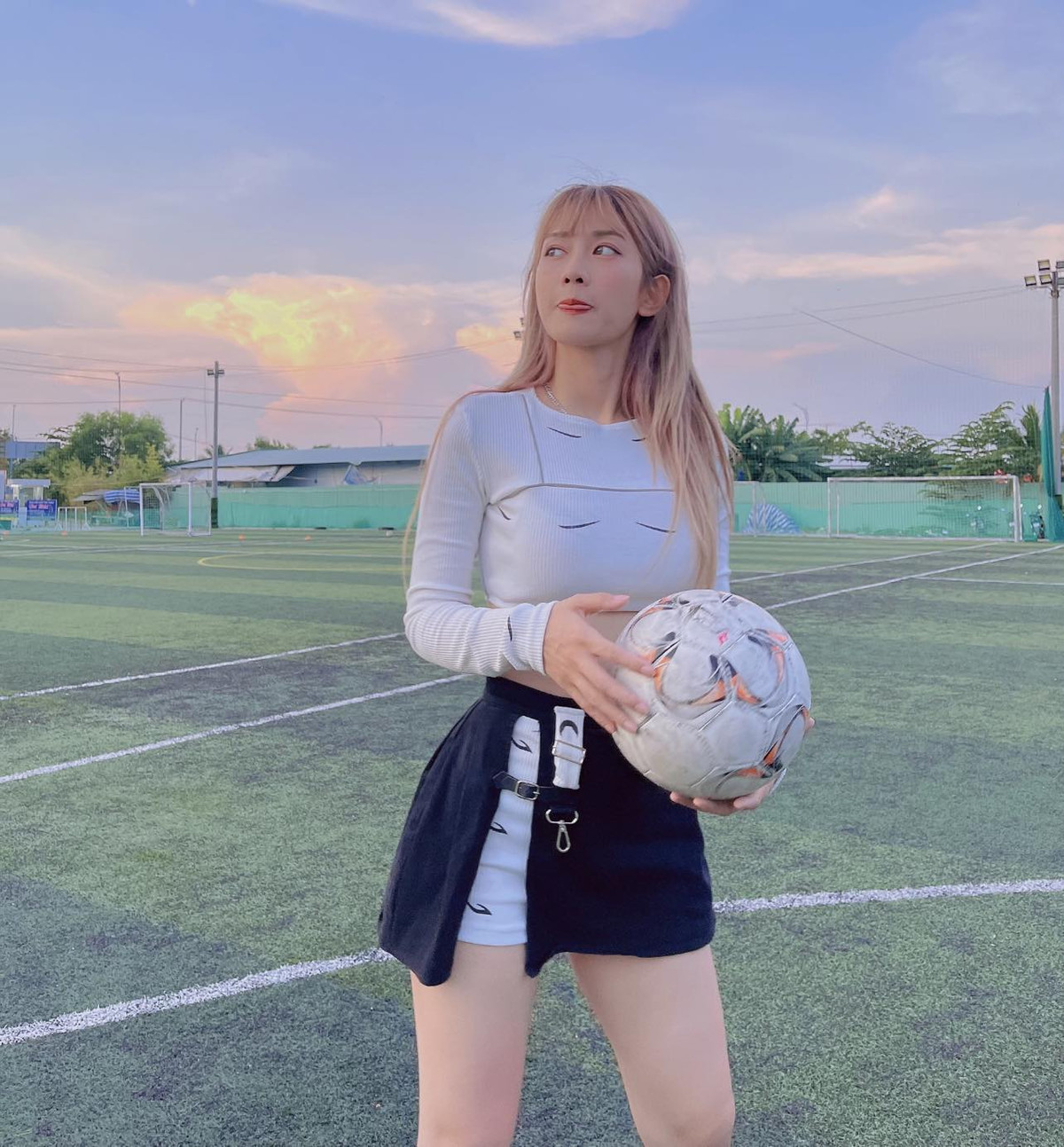 Trước đó, Lê Bống từng gây tranh cãi khi tham gia một gameshow. Tại đây, hot TikToker thu hút sự chú ý vì phong cách ăn mặc.