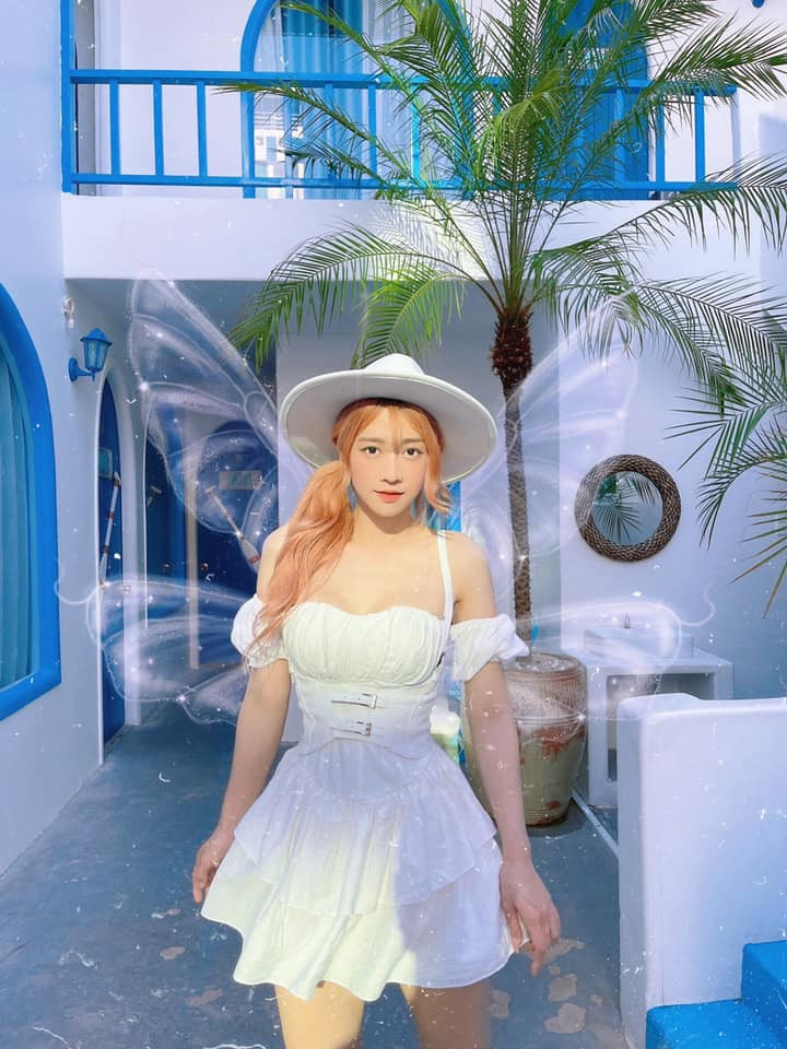 Ngoài là một idol trên MXH, Lê Bống còn tham gia đóng một số MV như Chỉ khi anh một mình, Chuyện tình anh thanh niên,... 9x từng không ít lần gây tranh cãi bởi một số drama về hình ảnh gợi cảm. Ảnh: Tổng hợp